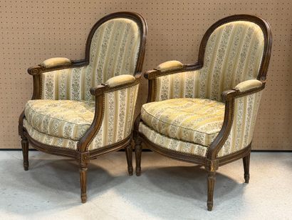 Paire de bergères de style Louis XVI
H. :94...