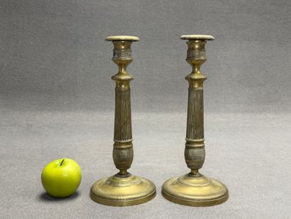 Paire de bougeoirs en laiton , fut cannelé...