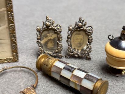 Lot d'objets de vitrine:
Cadres, bourses,...