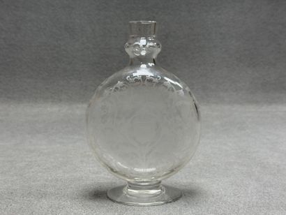 BACCARAT - Gourde en verre gravé, armorié
H....