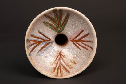 ACCOLAY. 
Bougeoir en céramique émaillée.
H....