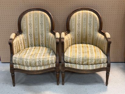 Paire de bergères de style Louis XVI
H. :94...