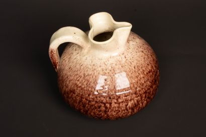 ACCOLAY. 
Pichet en céramique émaillée moucheté...