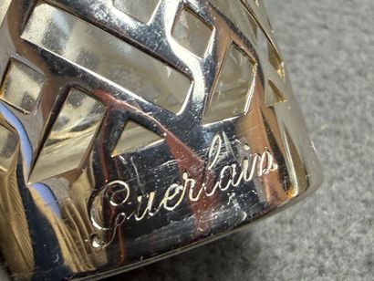 Deux vaporisateurs Guerlain. 
H. :14,5 cm...