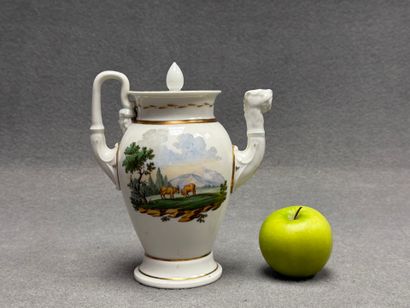 Théière en porcelaine XIX° à décor de paysage....