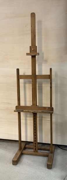 Chevalet droit. 
H. :137 à 234 cm.