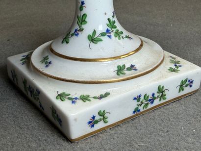 Corbeille en porcelaine décor au barbeau.
Milieu...