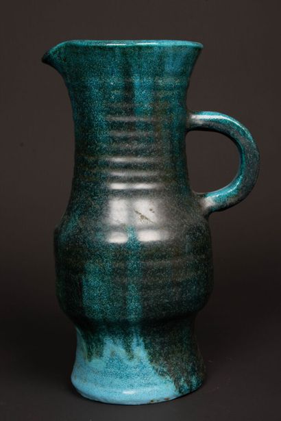 ACCOLAY. 
Pichet en céramique émaillée bleu...