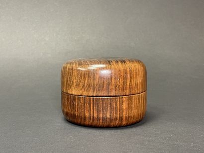 Deux petits bougeoirs de voyage en bois tourné,...