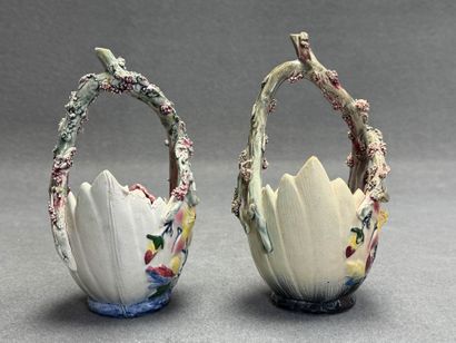 Paire de paniers en barbotine.
H: 22 cm
