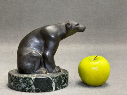 Ours polaire, 
Epreuve en bronze patiné sur...