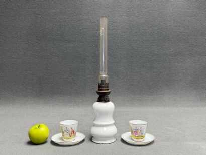 Lampe à pétrole en porcelaine blanche et...