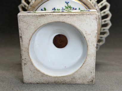 Corbeille en porcelaine décor au barbeau.
Milieu...
