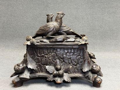 Coffret en bois sculpté de faisans et feuilles...