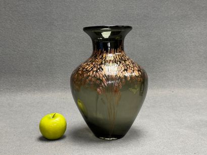 Vase en verre à incrustation doré. 
H. :29...