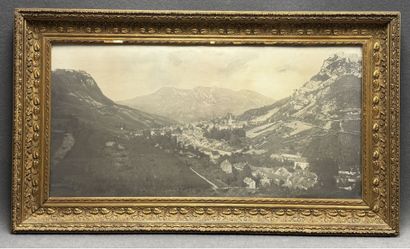 Grande photographie encadrée signée A. Perret....
