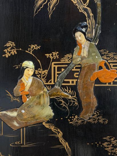 Paravent bas en laque de Chine et incrustations...