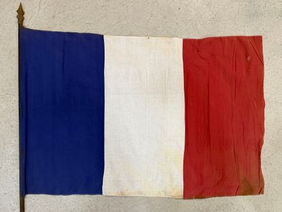 Drapeau tricolore. 
H. :185 cm. 
Drapeau:...