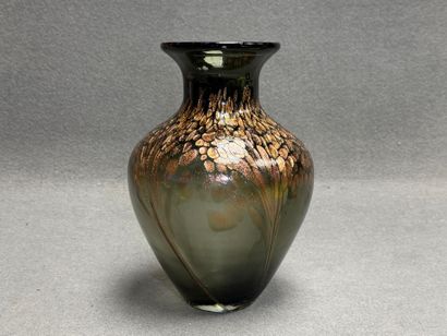 Vase en verre à incrustation doré. 
H. :29...