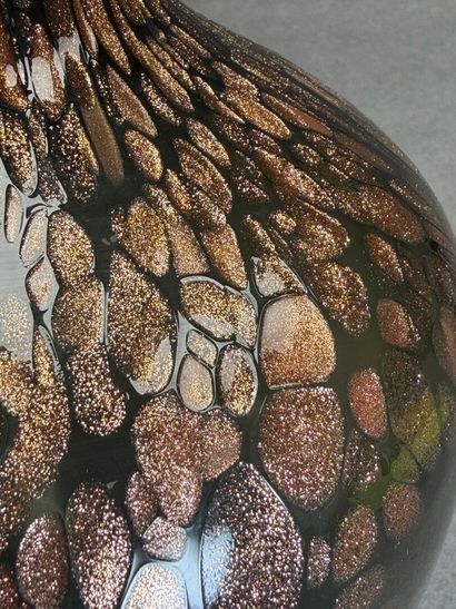 Vase en verre à incrustation doré. 
H. :29...