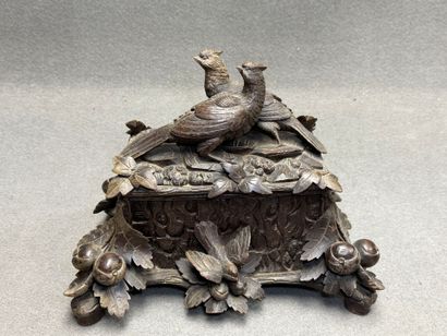 Coffret en bois sculpté de faisans et feuilles...