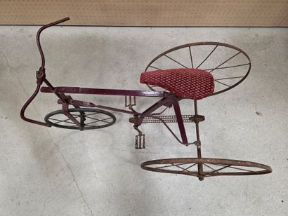 Tricycle d'enfant des années 1920.
H: 71...