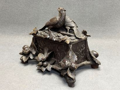 Coffret en bois sculpté de faisans et feuilles...