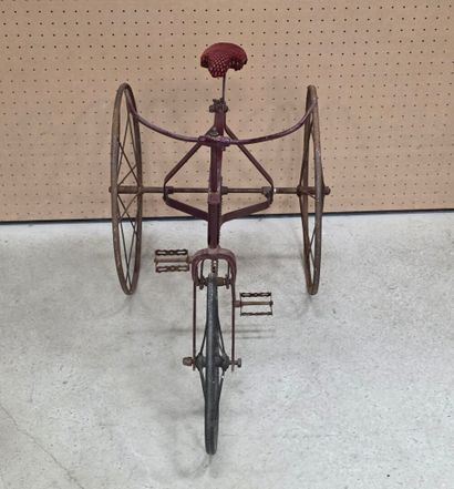Tricycle d'enfant des années 1920.
H: 71...