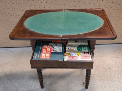 Table à jeux en placage acajou, ouvrant à...