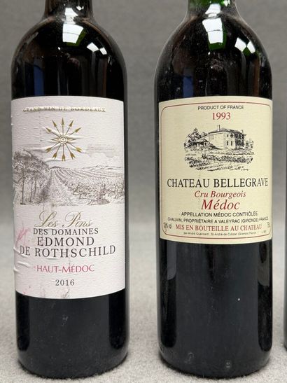 Douze bouteilles de Bordeaux.