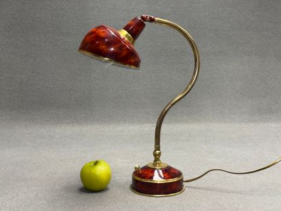 Lampe de bureau en tôle. 
H. :40 cm.