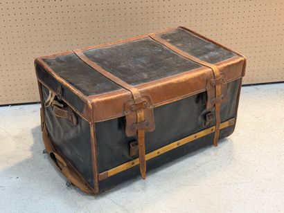 Malle de voyage en toile enduite, et cuir...