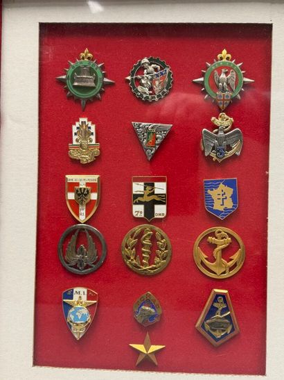 Quatre sous verre d'insignes militaire. 
33...