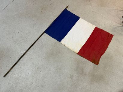 Drapeau tricolore. 
H. :185 cm. 
Drapeau:...