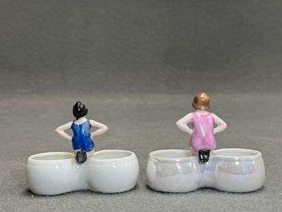 Paire de salerons double en porcelaine à...