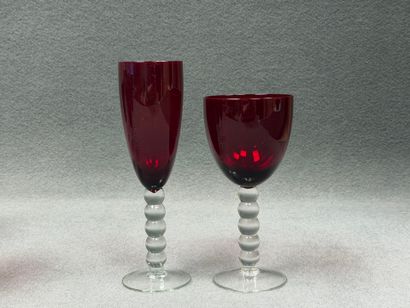 Verres rouge et transparents
-Huit flutes...