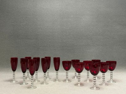 Verres rouge et transparents
-Huit flutes...