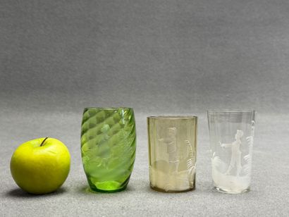 Trois gobelets en verre de couleur émaillé,...