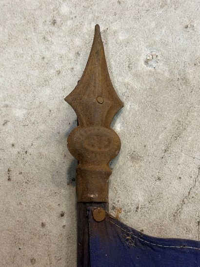Drapeau tricolore. 
H. :185 cm. 
Drapeau:...