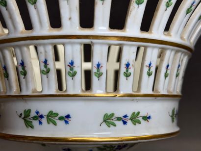 Corbeille en porcelaine décor au barbeau.
Milieu...
