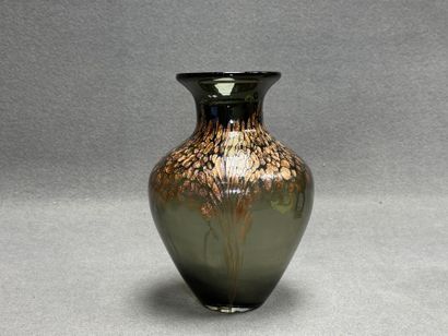 Vase en verre à incrustation doré. 
H. :29...