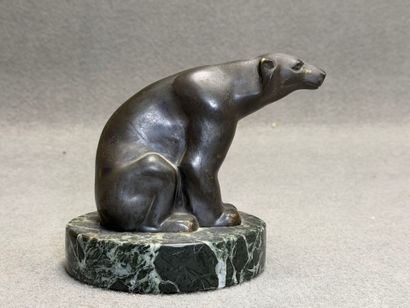Ours polaire, 
Epreuve en bronze patiné sur...