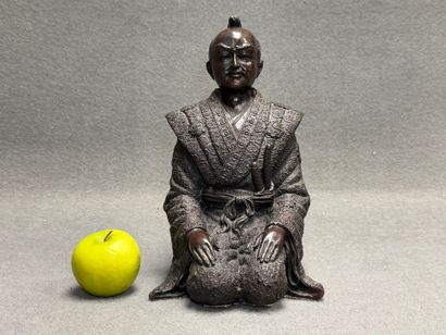 Samouraï à genoux. 
Sculpture décorative...