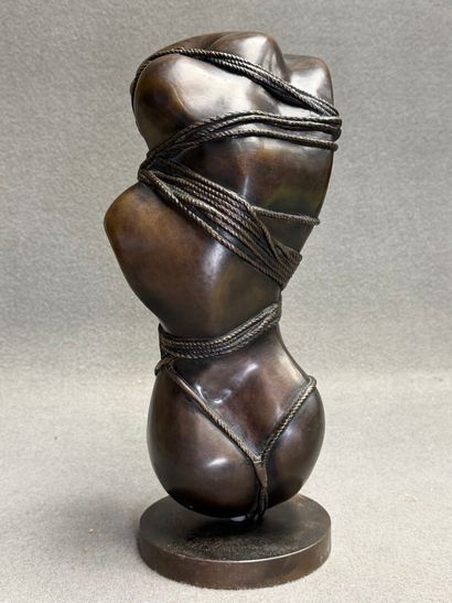 Corps de femme 
Epreuve en bronze, signée...