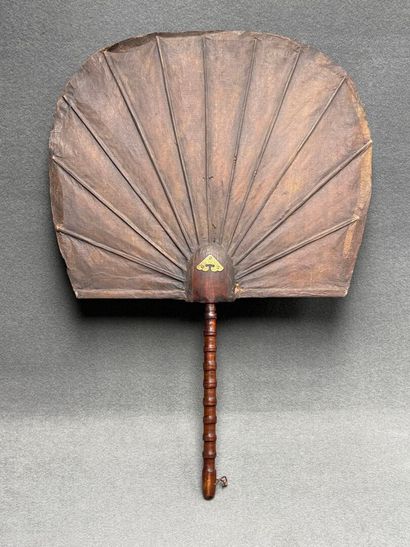 Asie 
Grand éventail. 
84 x 58 cm.