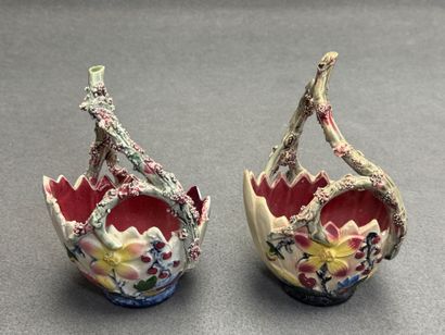 Paire de paniers en barbotine.
H: 22 cm
