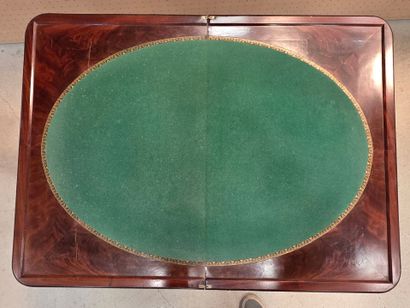 Table à jeux en placage acajou, ouvrant à...