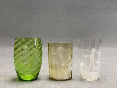 Trois gobelets en verre de couleur émaillé,...
