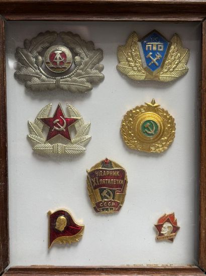 Lot de sept insignes soviétique sous verre....