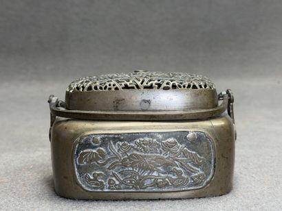 Brûle parfum en régule ajouré. 
8 x 15 x...